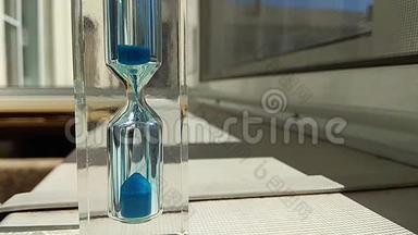 <strong>玻璃玻璃</strong>里面有<strong>快速</strong>流动的蓝色沙子，时间流逝