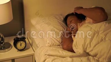 4.患有失眠症的老妇人正在设法在夜间<strong>卧床</strong>休息