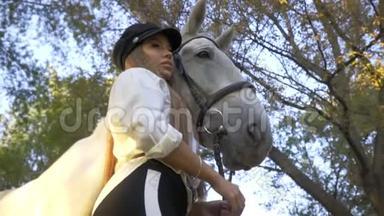 马女牵着马的缰绳，<strong>轻轻地</strong>抚摸着她的鼻子