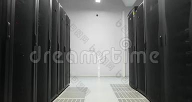 服务器架在现代数据中心演练。 云计算数据中心服务器机房.. 云计算数据存储