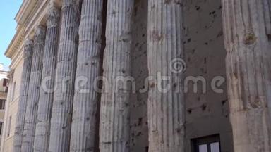 意大利罗马市中心的一排柱子。 有柱廊的老庙。 古代欧洲建筑