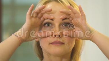 面部按摩，训练来自眼睛周围的皱纹。 慢动作