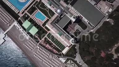 豪华酒店度假泳池，花园，物业，海岸线和海滩从上面。 录像。 俯视图空中沙滩线