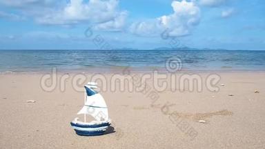 夏日海滩背景小船玩具