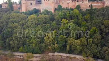 西班牙城堡阿尔罕布拉。 宫殿和堡垒建筑群位于安达格拉纳达。 无人机的空中视频片段。 (a)