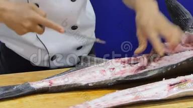 厨师用刀切大鱼。