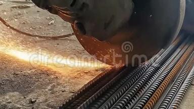 保加利亚人的特写镜头缓慢地切割金属。 火花在缓慢运动中从<strong>砂轮机</strong>的车轮下飞出