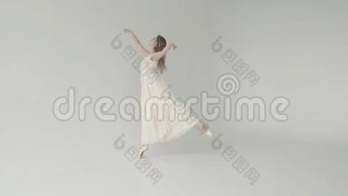 <strong>清新</strong>，<strong>青春</strong>，美丽的理念.. 穿着白色挥动的裙子的芭蕾舞女演员，在白色的衣服上美丽地跳舞