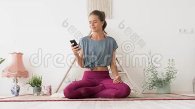 有智能手机在瑜伽工作室冥想的女人