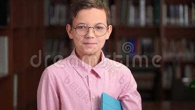 一张可爱的小学生的画像，他拿着平板电脑站在图书馆的书架附近