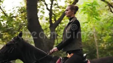 在夏季森林里骑马。年轻的女骑手骑着马在阴暗的森林里疾驰。诱惑驰骋。马背
