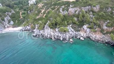希腊阿吉亚帕拉斯凯维·哈尔基迪基地区的岩石和树木旁有绿松石水的小海滩鸟瞰图