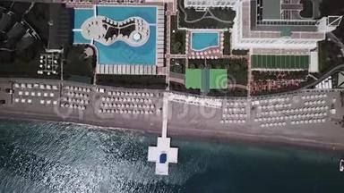 豪华酒店度假<strong>泳池</strong>，花园，物业，海岸线和海滩从上面。 录像。 俯视图空中<strong>沙滩</strong>线