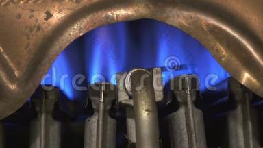 间歇泉，<strong>热水器</strong>.. 火炬的火焰燃烧，水加热的气体铜