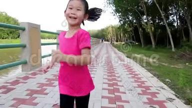 亚洲女孩跑步者穿着她的运动鞋慢跑。 健康的生活方式。