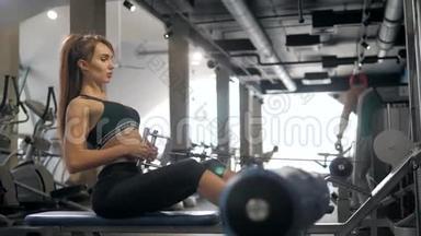 运动健美的肌肉健美女士锻炼健美肌肉女运动员锻炼室内体育锻炼健康运动
