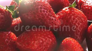在超级慢动作的草莓上倒入酸奶