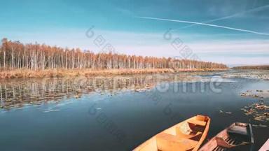 在美丽的秋日阳光明媚的日子里，湖或河，古老的划艇
