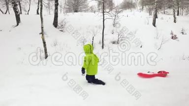 <strong>冬天</strong>的一边跟着<strong>小孩</strong>子在雪场上拉着红色的雪橇。儿子或女儿，雪上雪橇。 家庭成员