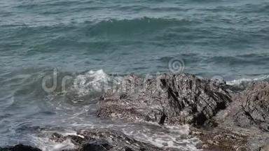 海洋海浪冲击海岸岩石