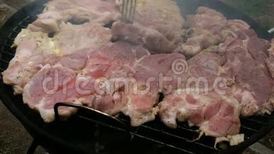 大型美味的生肉牛排在烧烤炉上烤过煤，在一个小的户外烧烤。