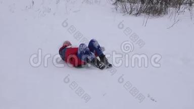 在冬天的公园里，快乐的孩子从<strong>大雪山</strong>滑过雪橇。 慢动作