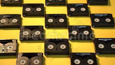 老式迷你<strong>DV</strong>卡带，用于一天内拍摄。 黄色背景的塑料录像带图案