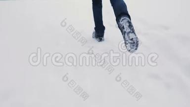 穿着时髦靴子的人在<strong>下雪</strong>的中央公园跑步，<strong>下雪</strong>了。 慢动作。 背面