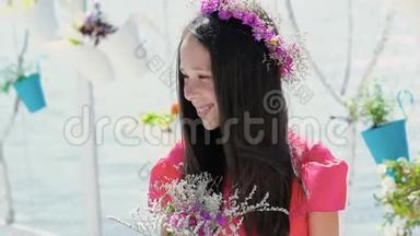 漂亮的年轻女孩站在酒吧湾，手里拿着花束。 慢慢地
