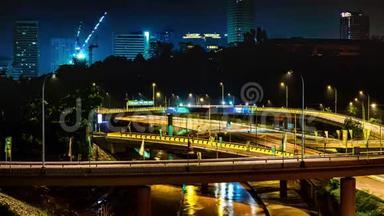马来西亚吉隆坡夜间高速公路立交桥交通4K时移。 4K时差