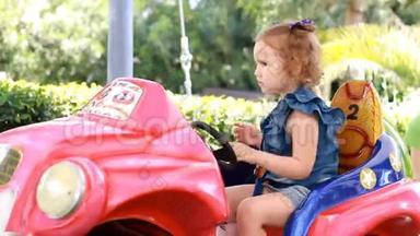 童女，在公园里骑<strong>电动车</strong>娱乐.. 儿童景点。