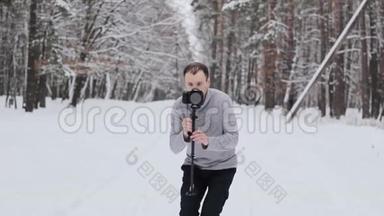 一个在白雪覆盖的森林里拍摄视频的人
