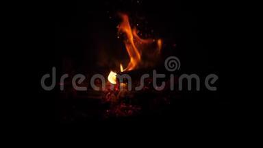 火的红煤在<strong>夜间</strong>发光，燃烧的红火在<strong>夜间</strong>燃烧。 慢动作。