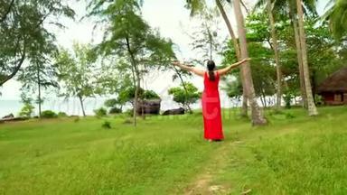 与自然的<strong>隐私</strong>。 美丽的<strong>女人</strong>穿着红色衣服在热带花园散步。 穿着红色长裙的<strong>女人</strong>走着