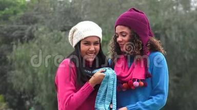 女青少年在寒冷的天气里玩毛衣