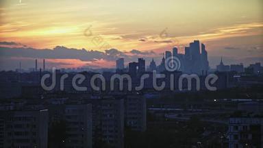 莫斯科-日落时地平线上的城市