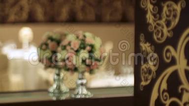 豪华餐厅人造花束.. 场景。 婚礼当天餐厅餐桌上的花饰。 A.