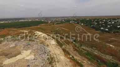 城市垃圾<strong>填埋场</strong>附近的村庄。鸟瞰图。