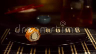 盘子里有一条红鱼卷。 三文鱼卷。 寿司与飞鱼。 一道漂亮的菜上的日本菜。 饮食食品
