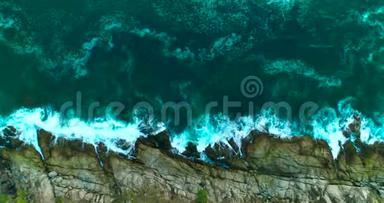 海浪拍打海岸上的岩石.