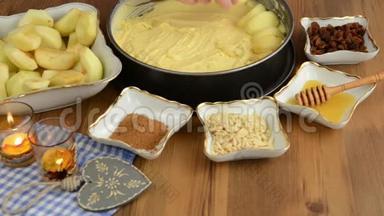 苹果派烘焙。 把葡萄干洒在生苹果派上。 此外，还有蜂蜜、肉桂、糖、杏仁等成分