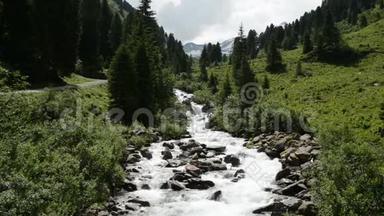 格洛斯河流经蒂罗尔/奥地利的野生格罗斯山谷。