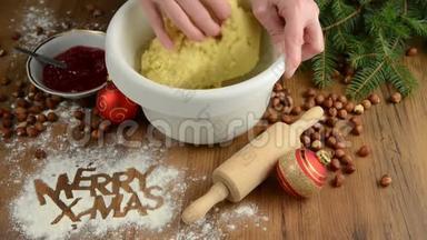 圣诞烘焙工艺，红球，圣诞装饰，糕点.. 面粉圣诞快乐在桌子上。 饼干