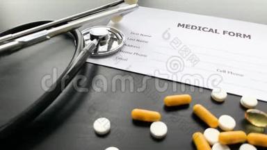 医疗账单。 黑色桌子上的<strong>彩色药丸</strong>和胶囊。 药房主题，胶囊<strong>药丸</strong>与药物抗生素