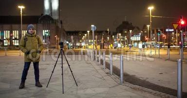 <strong>夜间街道</strong>的时间推移与男子拍摄视频。 芬兰赫尔辛基
