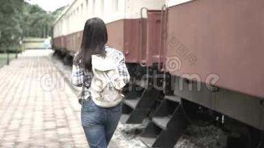 4K镜头。 快乐的亚洲旅游妇女在<strong>火车</strong>站，走到<strong>火车</strong>上，走上楼梯。 乘老式<strong>火车</strong>在亚洲旅行。