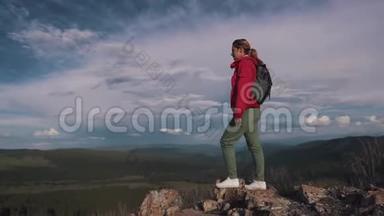 女孩旅行者来到<strong>山崖</strong>边，欣赏美丽的景色