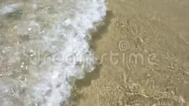 缓慢运动中平静的<strong>潮流</strong>。 在海滩上浪。 巴西弗洛里帕