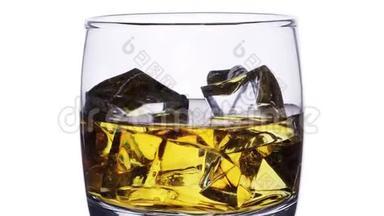 玻璃与威士忌和冰杯填充停止运动放大效果的白色。