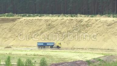 采矿用于地表采矿，开采建筑黄沙、破坏和退化，一辆卡车，带拖车
